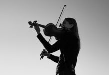 Italien: Geigen aus dem Holz von Flüchtlingsbooten aus Lampedusa erklingen in der Scala in Mailand Geige_Musik