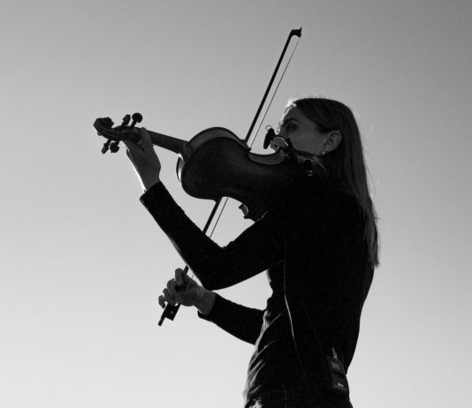 Italien: Geigen aus dem Holz von Flüchtlingsbooten aus Lampedusa erklingen in der Scala in Mailand Geige_Musik
