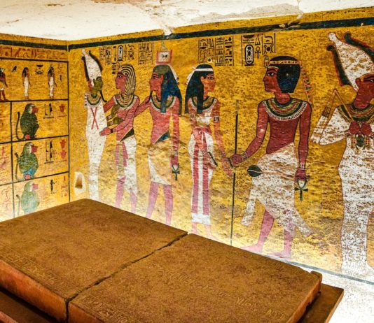 Paris: Immersive Ausstellung über den ägyptischen Pharao Tutanchamun eröffnet Grabkammer_Tutanchamun