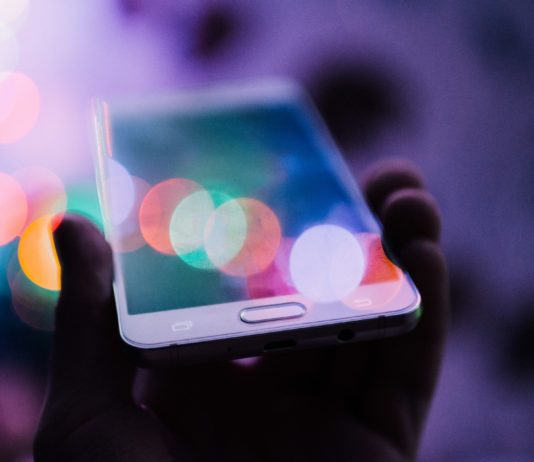 Französische Autofahrer können jetzt Führerschein offiziell auf dem Smartphone speichern Smartphone