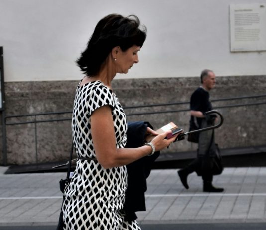 Seine-et-Marne: Eine Gemeinde verbietet Smartphones auf ihren Straßen Smartphone_Strasse