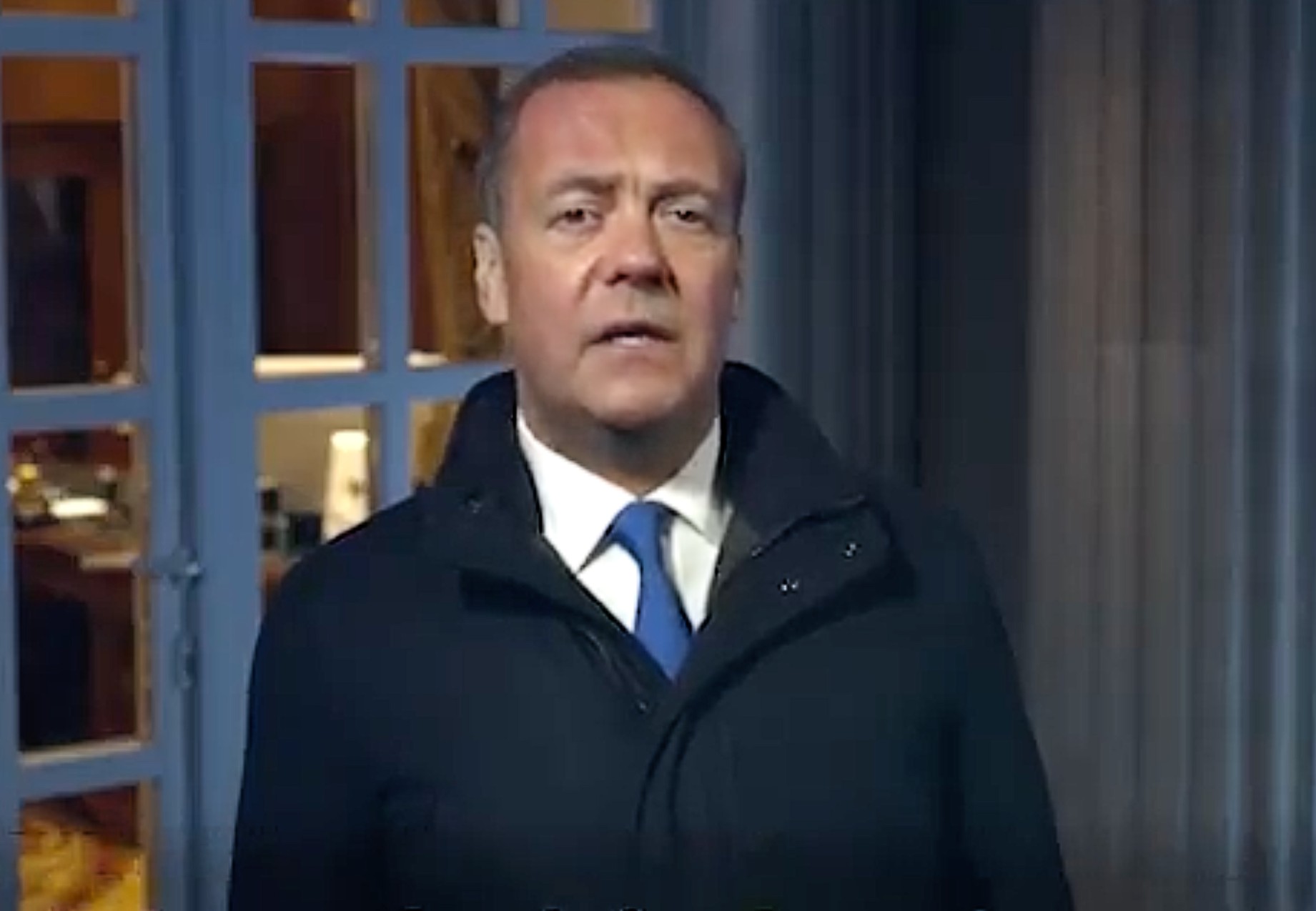 Dmitri Medwedew attackiert Emmanuel Macron auf X mit scharfen und frechen Worten