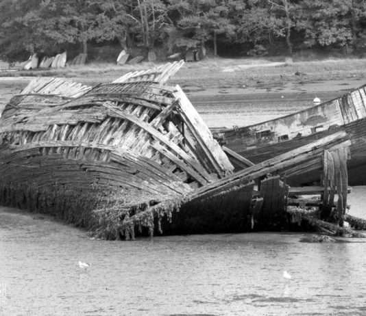 Rettung aus dem Schlick: Touristin in der Bretagne entkommt knapp dem Tod Schiffsfriedhof_Kerhervy