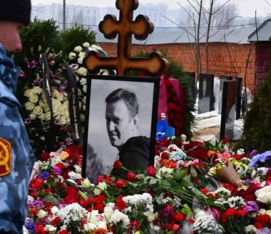 Kann Putin für den Tod von Alexej Nawalny verurteilt werden? 43 Länder fordern eine Untersuchung Alexej_Navalny_Grab