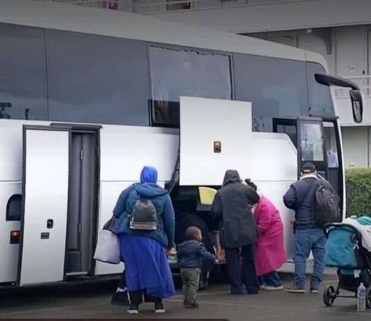 Orléans: Bürgermeister Serge Grouard kritisiert Ankunft von Obdachlosenbussen aus der Hauptstadt Obdachlose_Migranten_Bus_ScreenF2