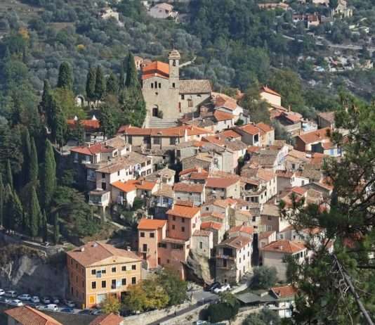 Alpes-Maritimes: Ein Dorf nach Erdrutsch von der Außenwelt abgeschnitten Vue_du_village_de_Coaraze_depuis_la_piste_de_la_Baisse_de_la_Minière