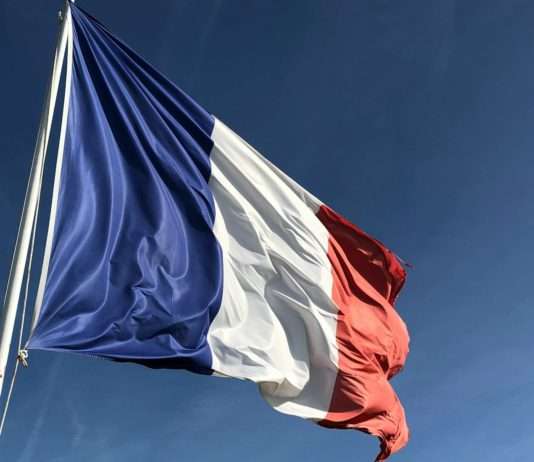 Politische Turbulenzen: Moody’s Warnung zur französischen Wirtschaft Frankreich_Flagge