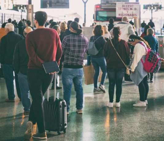 Durchbruch für den „Pass rail“: Unbegrenztes Bahnfahren für junge Menschen Touristen_Bahnhof