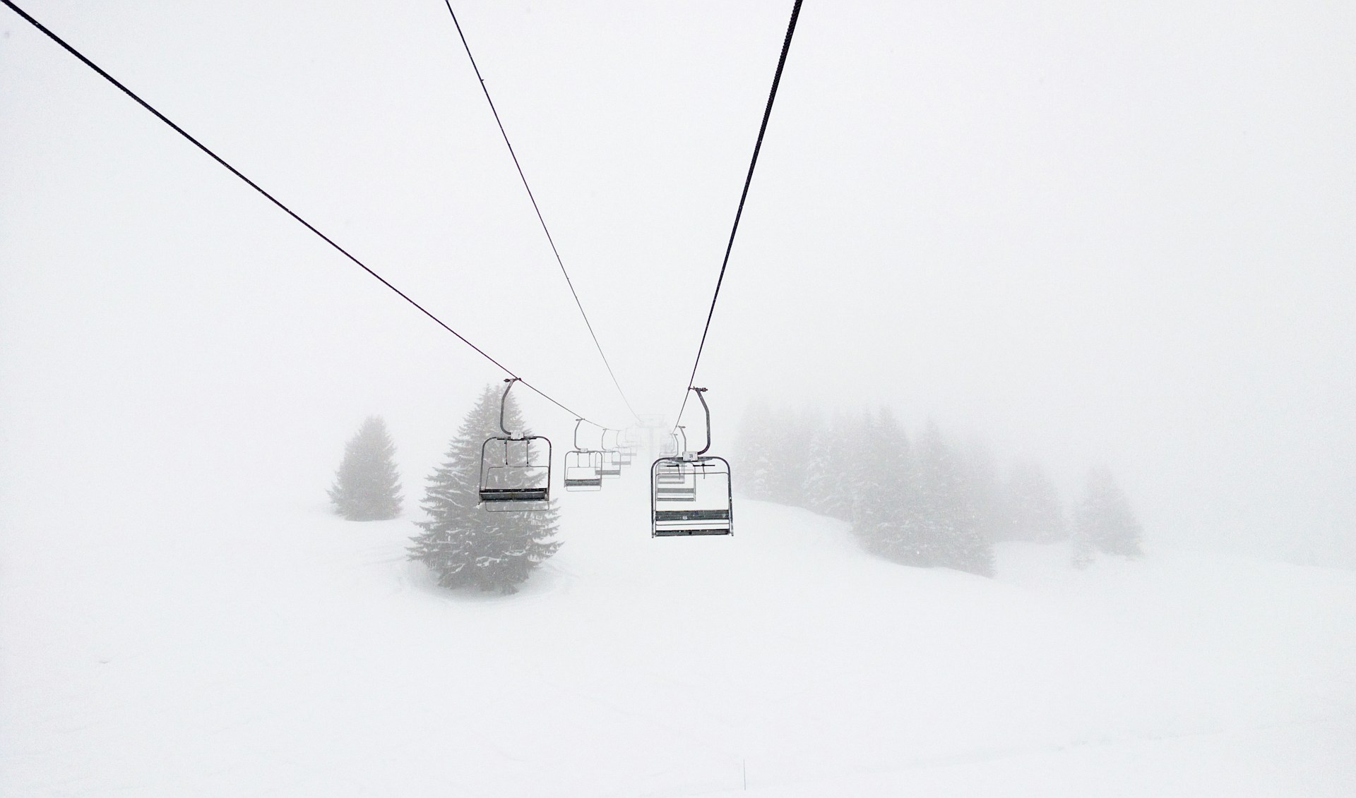 Alpes-Maritimes: Skiort Roubion nach starkem Schneefall ohne Strom