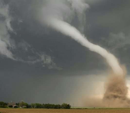 Bewohner versteckten sich unter Tischen: Ein Tornado in Cahors verursachte zahlreiche Schäden Tornado