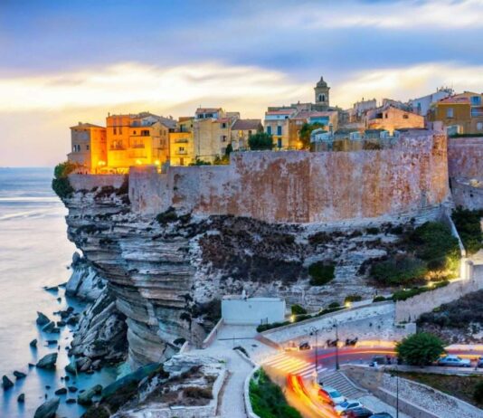 Mehr Freiheit unter Aufsicht: Der französische Weg zur Autonomie Korsikas Bonifacio_Korsika