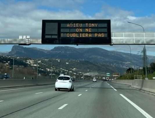 „Adieu Tony“: Warum diese Nachricht auf den Leuchttafeln der französischen Autobahnen? Autobahn_Ehrung_Tony