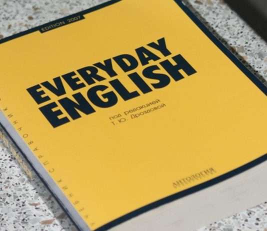 Englisch ist lediglich „schlecht ausgesprochenes Französisch“ – sagt Pariser Akademiker Englisch