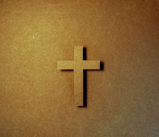 Editorial: 20 Jahre Laizitätsgesetz in französischen Schulen – ein Rückblick und seine Bedeutung Kreuz_christliches_Symbol