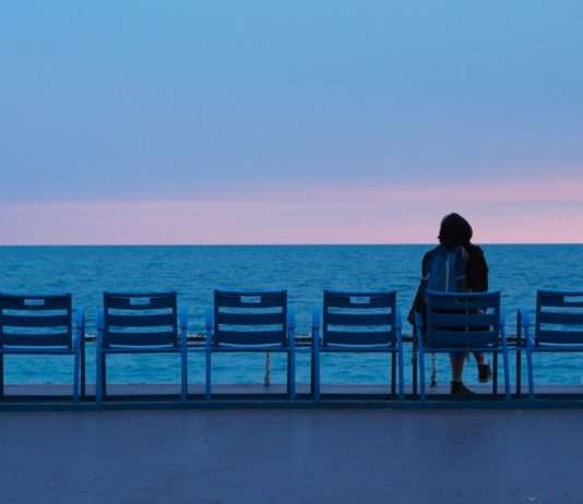 Leben in Frankreich: Die unbekannten Museen von Paris und malerische Zugreisen durch Frankreich Die_blauen_Stühle_von_Nizza