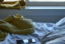 Die digitale Schlafsteuer: Frankreich wagt den Schritt, Deutschland bleibt skeptisch Bett_Smartphone
