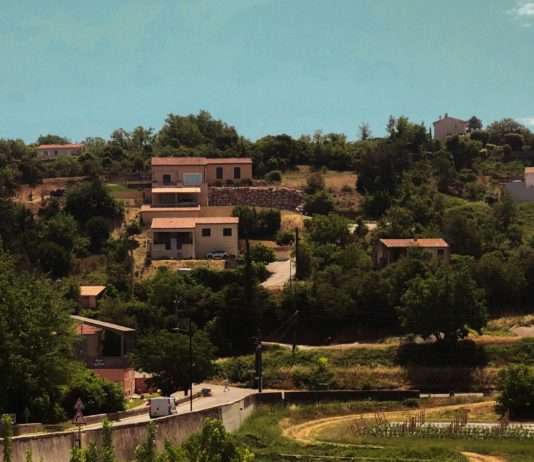 Wohnen und Immobilienmarkt in Frankreich: Zwischen Provence und Paris Haus_Provence_Dorf