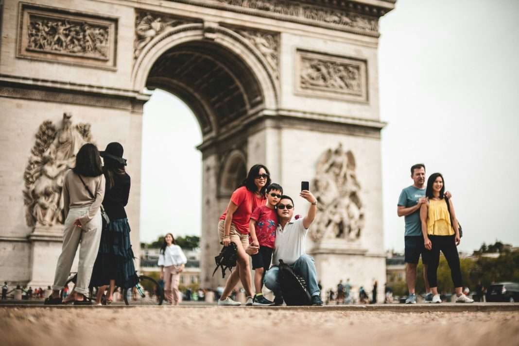 Touristen_Paris_Arc-de-Triomphe
