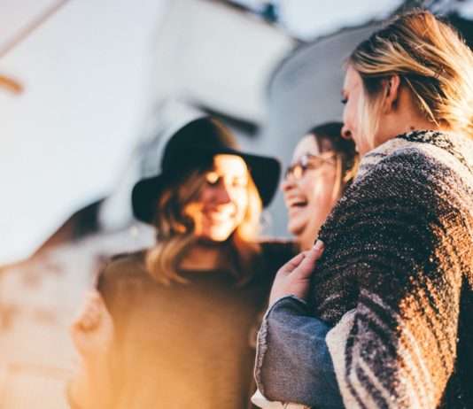 Das soziale Leben in Frankreich: Neue Freundschaften und der Umgang mit Heimweh Freundinnen_Freundschaft