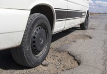 Straßenschäden in der Aisne: Wenn Schlaglöcher die Werkstattrechnungen hochtreiben Schlagloch_Auto