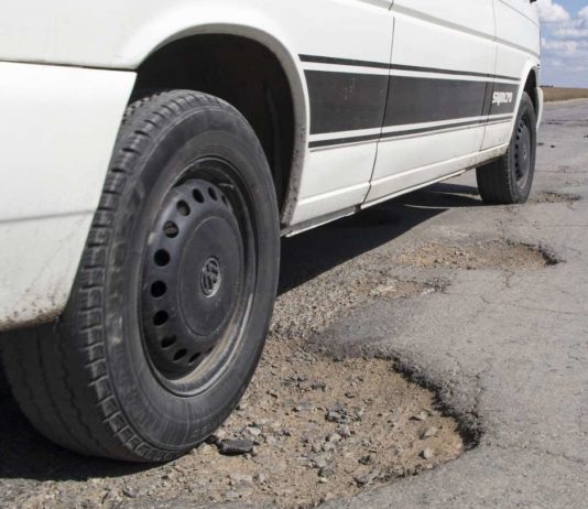 Frankreichs kommunale Straßen vor dem Kollaps? Warum die Bürgermeister Alarm schlagen Schlagloch_Auto