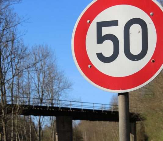 Verärgerung über Tempolimit auf der A7: „Geldmaschine“ und „sicherheitskontraproduktiv“ Strassenschild_50kmh