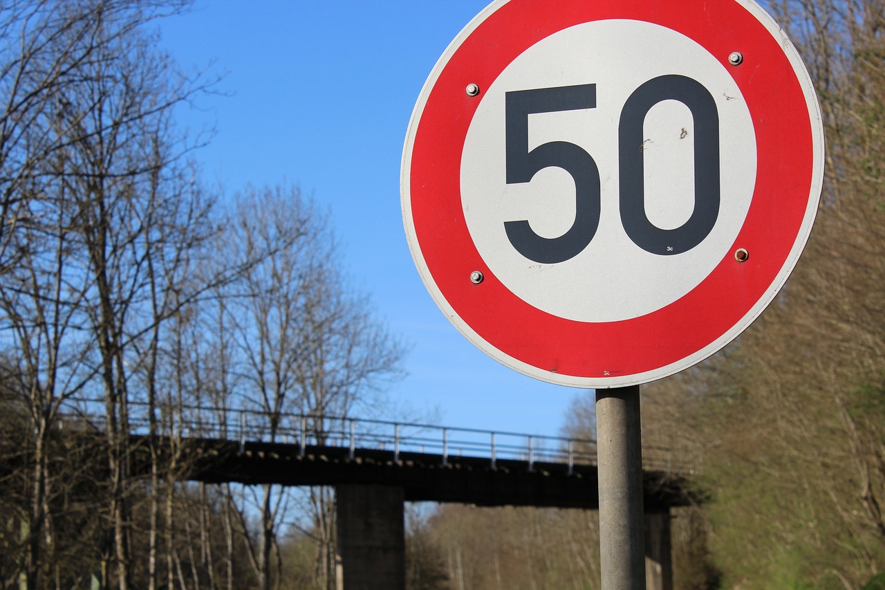 Verärgerung über Tempolimit auf der A7: "Geldmaschine" und "sicherheitskontraproduktiv"