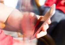 Teure Versprechen: Wie SFR mit irreführender Werbung Vertrauen verspielt Smartphone_Schüler