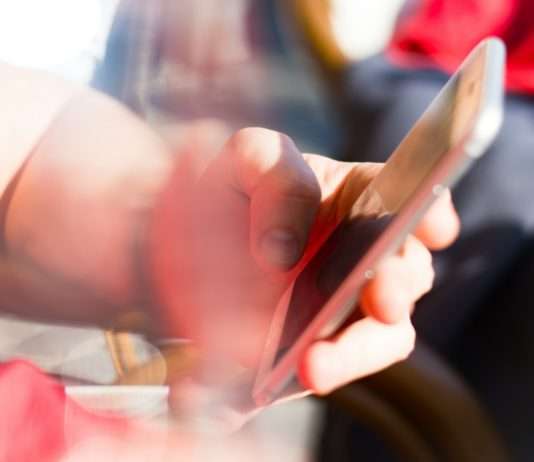 Terrorwarnungen auf Schülerhandys in Hauts-de-France Smartphone_Schüler