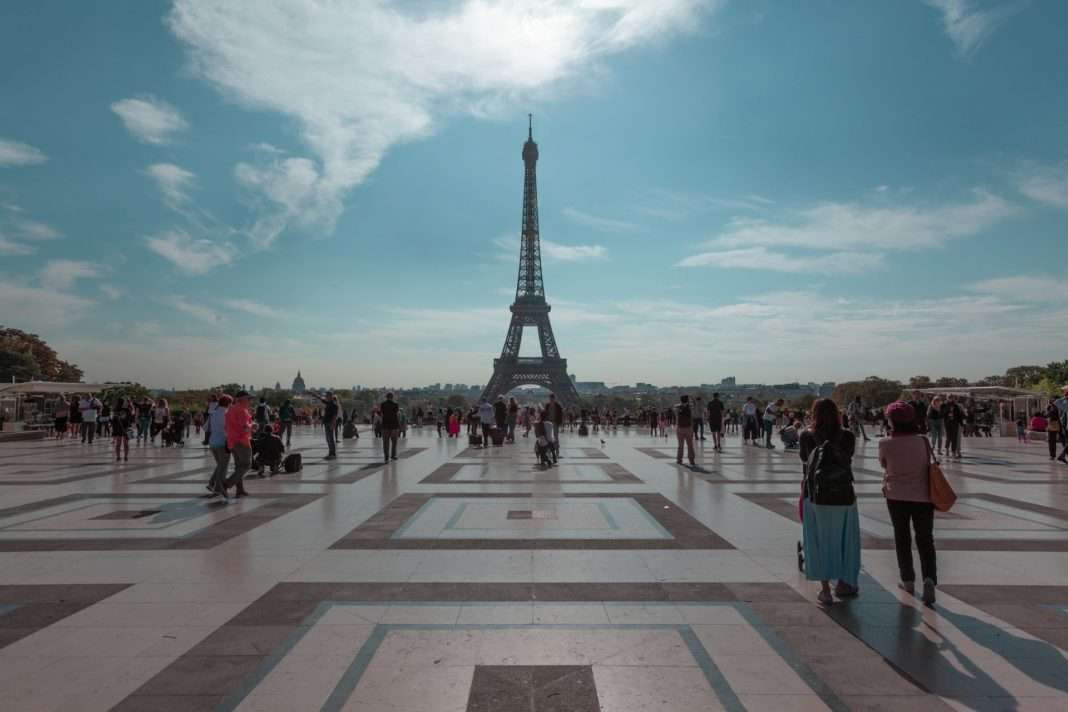 Touristen_Paris_Eiffelturm