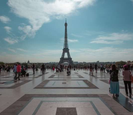 Tourismus: Ausländer bleiben verzaubert von Frankreich Touristen_Paris_Eiffelturm