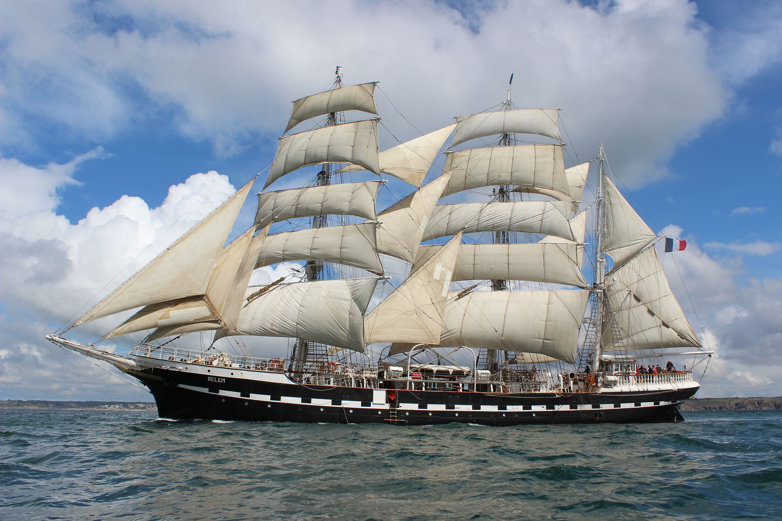 Der Dreimaster "Belem" bringt olympisches Feuer nach Marseille