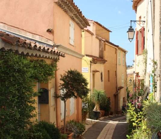 Tradition und Handwerk in Cogolin: Ein Besuch in der historischen Teppichmanufaktur Cogolin