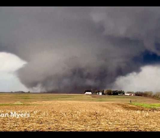 Sturm der Zerstörung: Über 70 Tornados fegen durch die USA Tornado
