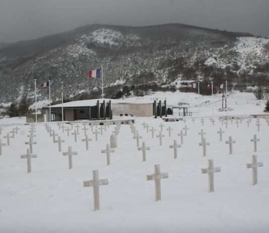 Vercors: Ein Denkmal der Widerstandskraft und Tragik Vassieux-en-Vercors_Memorial_de_la_Resistance_img_5626