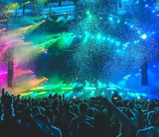 Rave-Party am Flughafen Quimper: 8.750 Teilnehmer mit Bußgeldern belegt Rave-Party