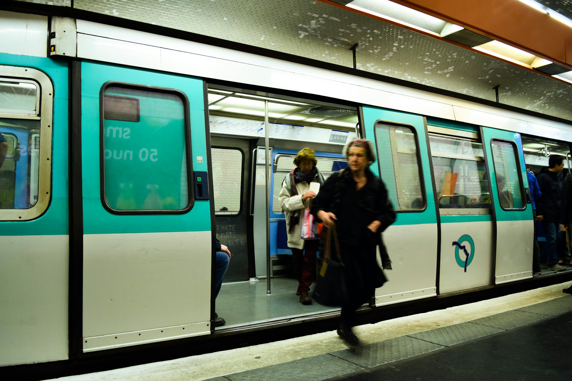 Sexistische und sexuelle Gewalt in öffentlichen Verkehrsmitteln: Sieben von zehn Frauen betroffen