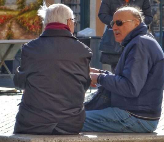 Die Kunst des Plauderns – „Pipelette“ im Herzen der französischen Konversation Unterhaltung