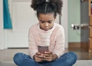 Frankreichs Parlament setzt Altersgrenzen für soziale Medien: Symbolpolitik oder echter Paradigmenwechsel? Kind_Smartphone