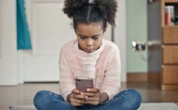 Digitale Kindheit unter Kontrolle – Frankreichs Pläne zur Einschränkung von Social Media für Minderjährige Kind_Smartphone