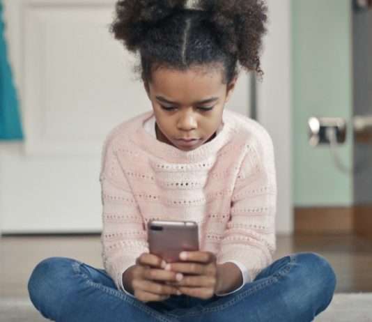 Digitale Kindheit unter Kontrolle – Frankreichs Pläne zur Einschränkung von Social Media für Minderjährige Kind_Smartphone