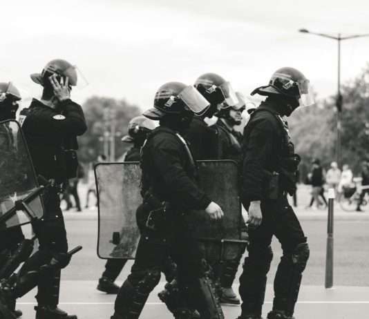 „La police tue“ – Streit zwischen einem Abgeordneten und dem Pariser Polizeipräfekten eskaliert Repression_in_Frankreich