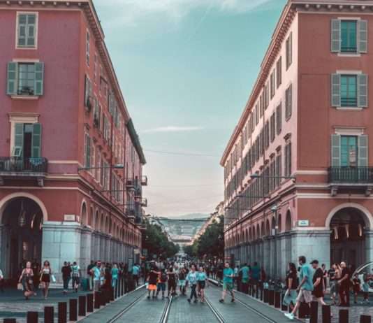 Ausgangssperre für Kinder unter 13 Jahren in Nizza Nizza