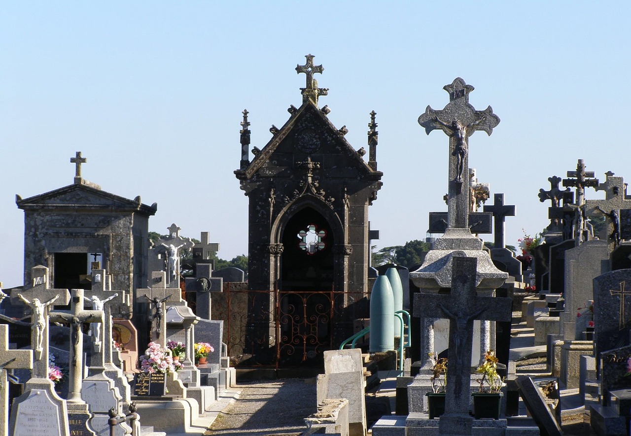 Zerschlagung eines Netzwerks von Friedhofsdieben in Frankreich