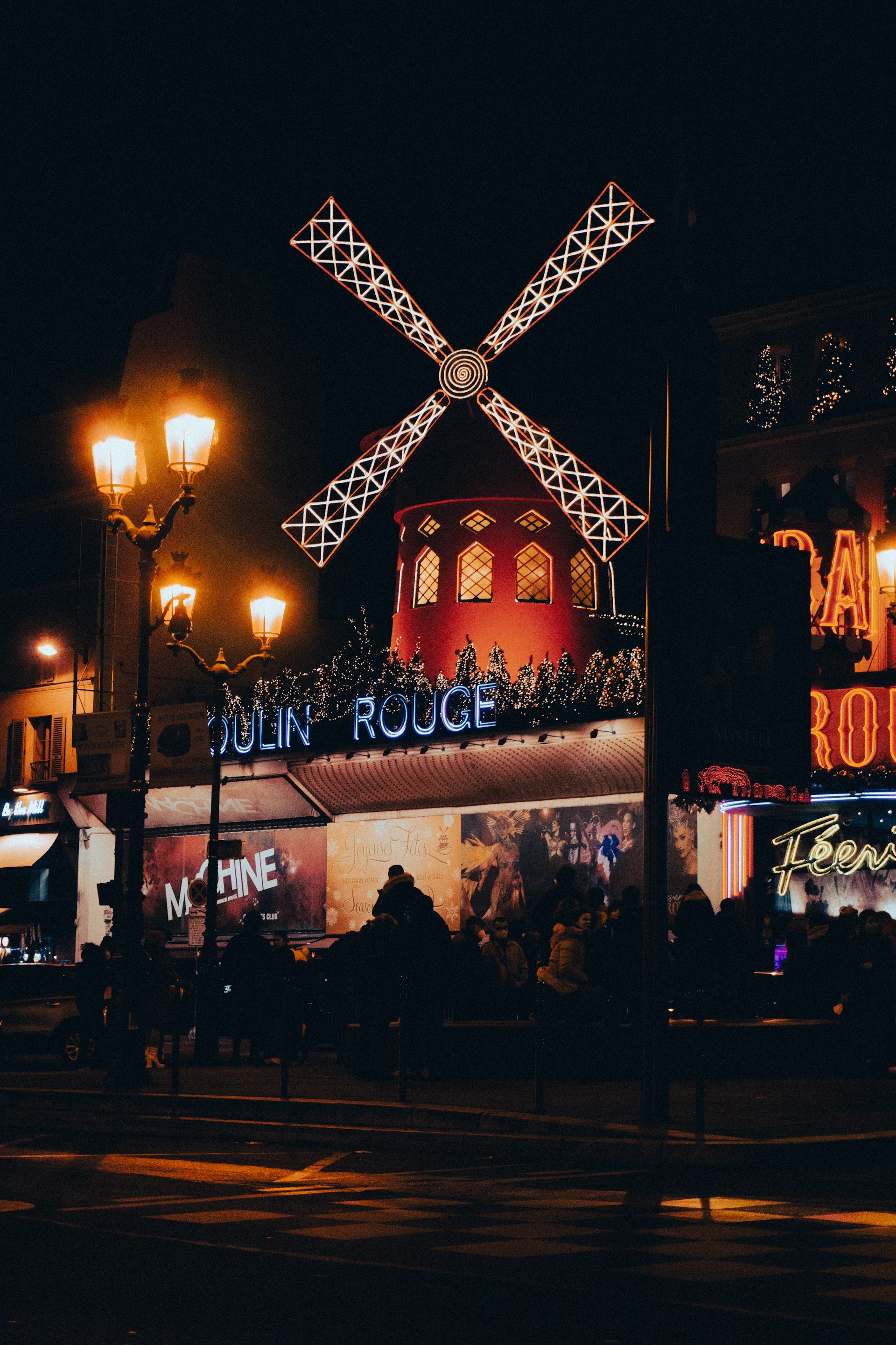 Dramatische Nacht in Paris: Moulin Rouge verliert seine Flügel