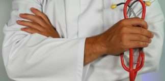 Hoffnungsschimmer im Schatten des Krebses: Neues Medikament verdoppelt Überlebenszeit bei Bauchspeicheldrüsenkrebs Arzt_Medizinische_Versorgung