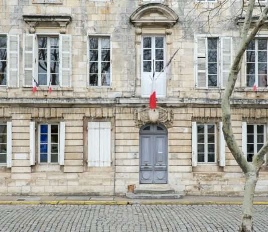 „Wir arbeiten auf den Cent genau“: Spagat der Bürgermeister angesichts staatlicher Sparmaßnahmen Mairie_Bürgermeisteramt