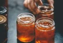 Gegen Verschwendung: Solidarische Konserven aus übrig gebliebenem Obst und Gemüse Konserven