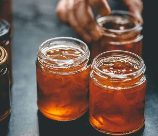 Gegen Verschwendung: Solidarische Konserven aus übrig gebliebenem Obst und Gemüse Konserven