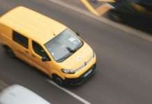 Briefträger werden zu Lieferhelden La_Poste_Zustellung